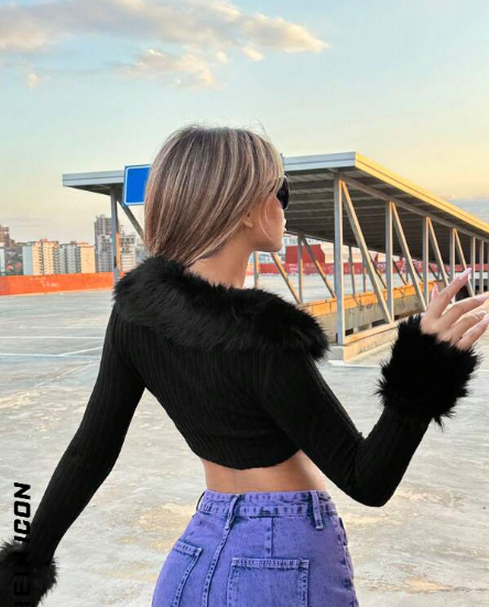 SHEIN ICON Camiseta corta con dobladillo asimétrico y cuello difuso