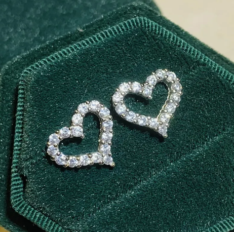 Dainty heart Zircon