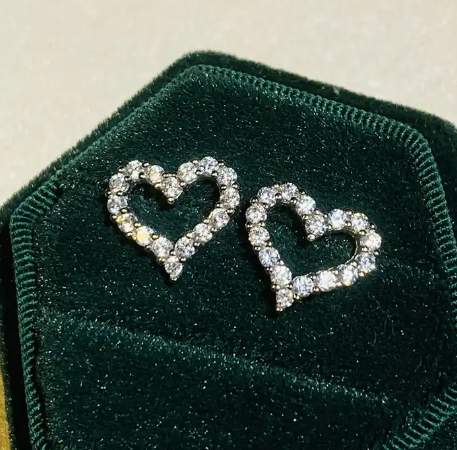 Dainty heart Zircon