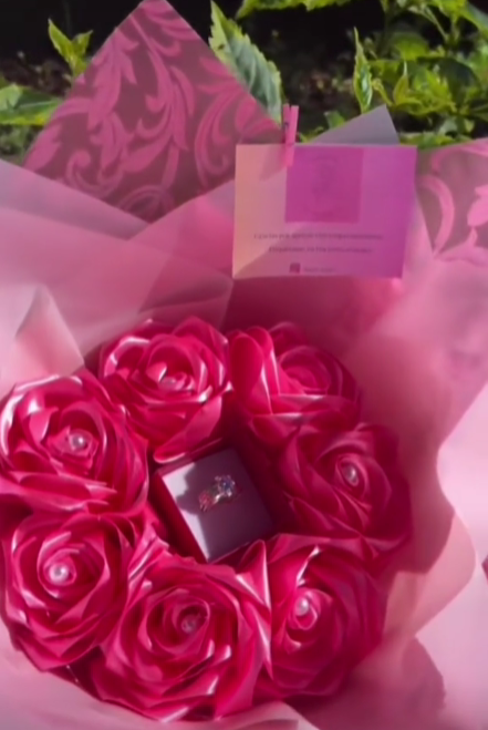 8 ROSAS ETERNAS + anillo
