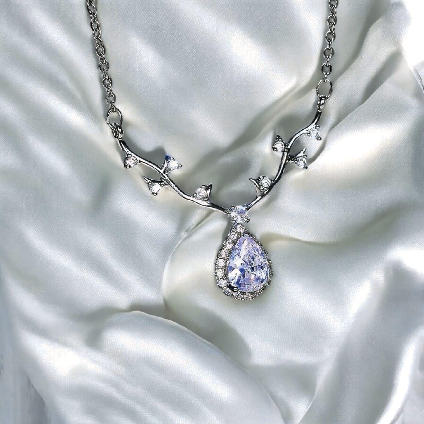Drop horns necklace