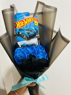 5 rosas eternas -Ramo Hot  wheels