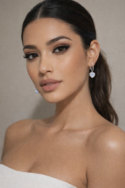 Aretes corazon colgante . Piedra blanca