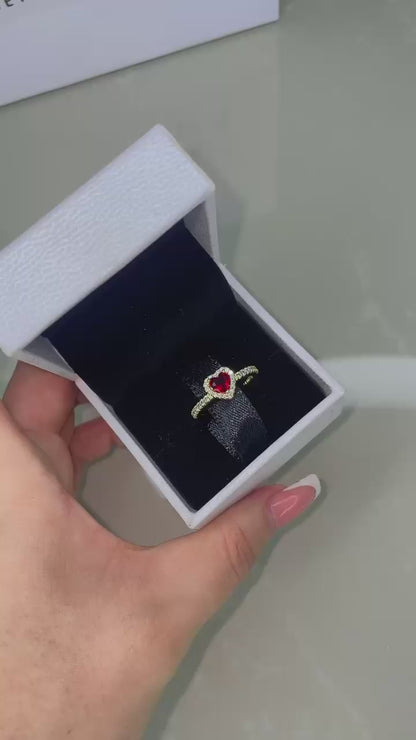 Anillo de corazón elevado de color rojo brillante